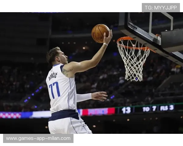 东契奇弧顶三分稳稳命中，独行侠继续扩大领先